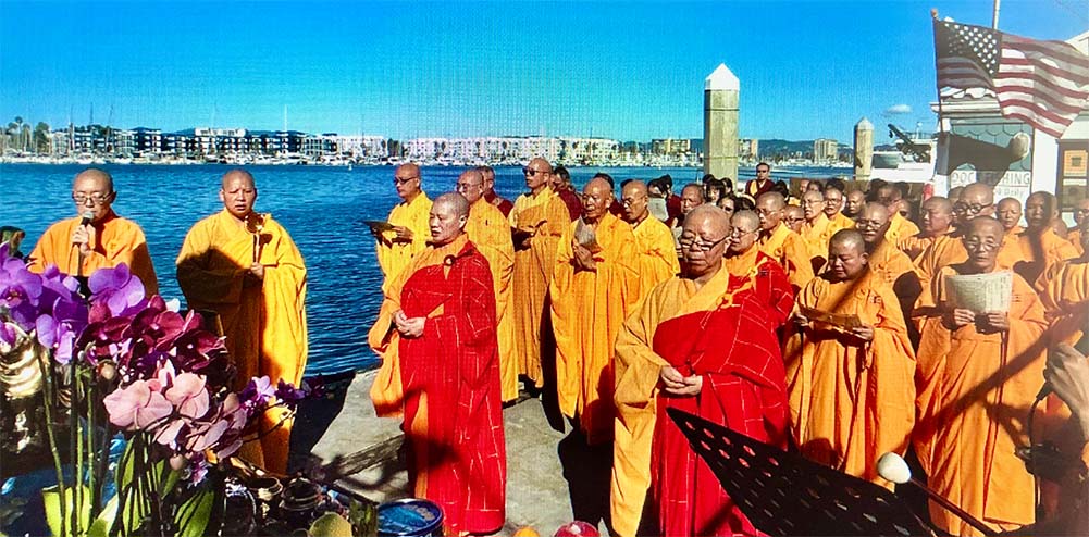 Photo Courtesy: Joyce Lee | Vice President of World Buddhism Association Headquarters, Jiaozun Zhengda, presided over the Dharma Assembly on the Buddha-Stipulated Day of Releasing Lives.